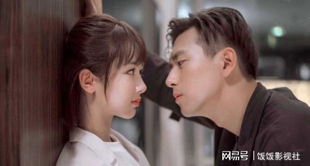 白色宽松版短袖搭配毛边牛仔裤,青春学生风穿搭,适合轻熟龄女性吗?-专业的红迪网平台